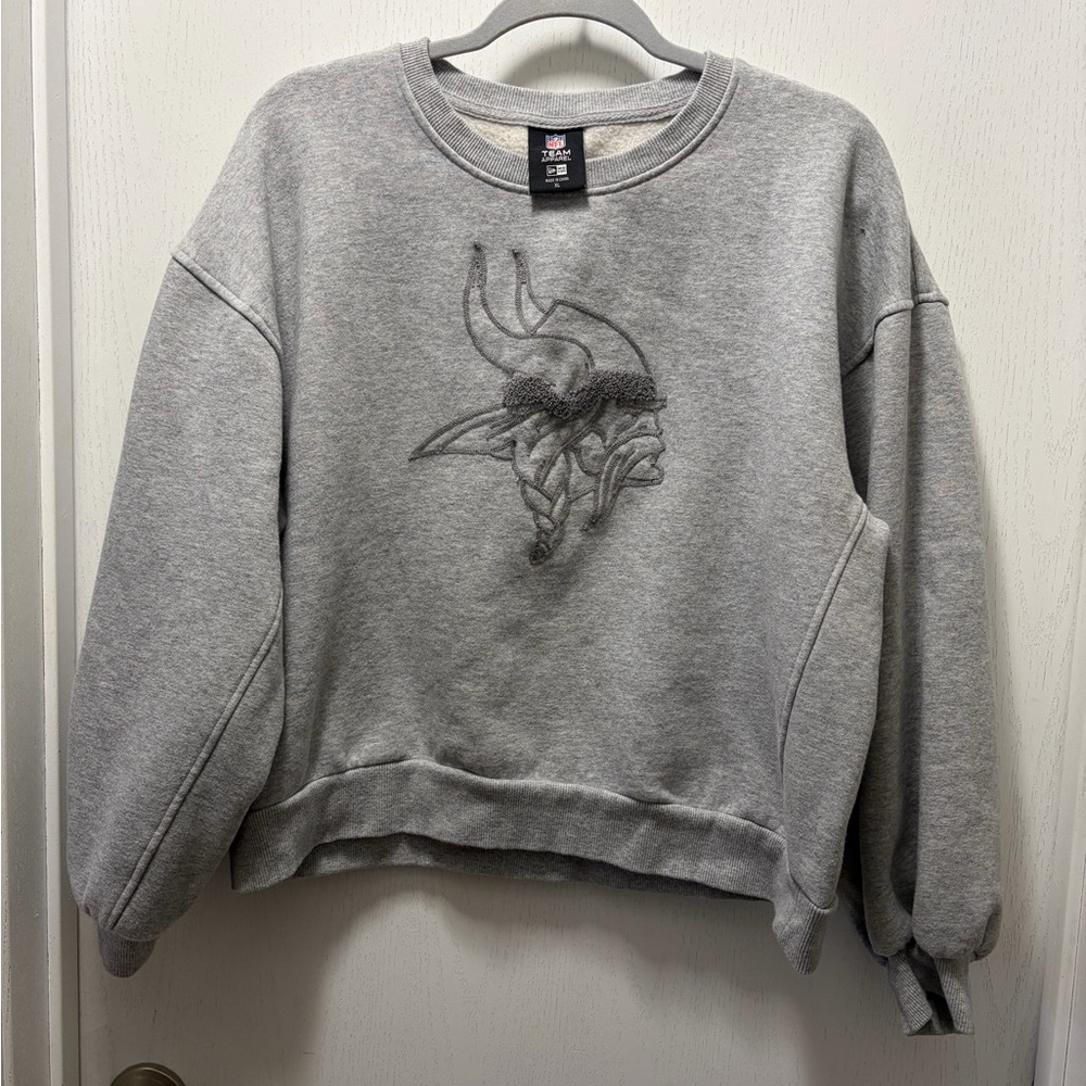 Vikings Gray Women's Crew Neck Sweatshirt with oversized sleeves
